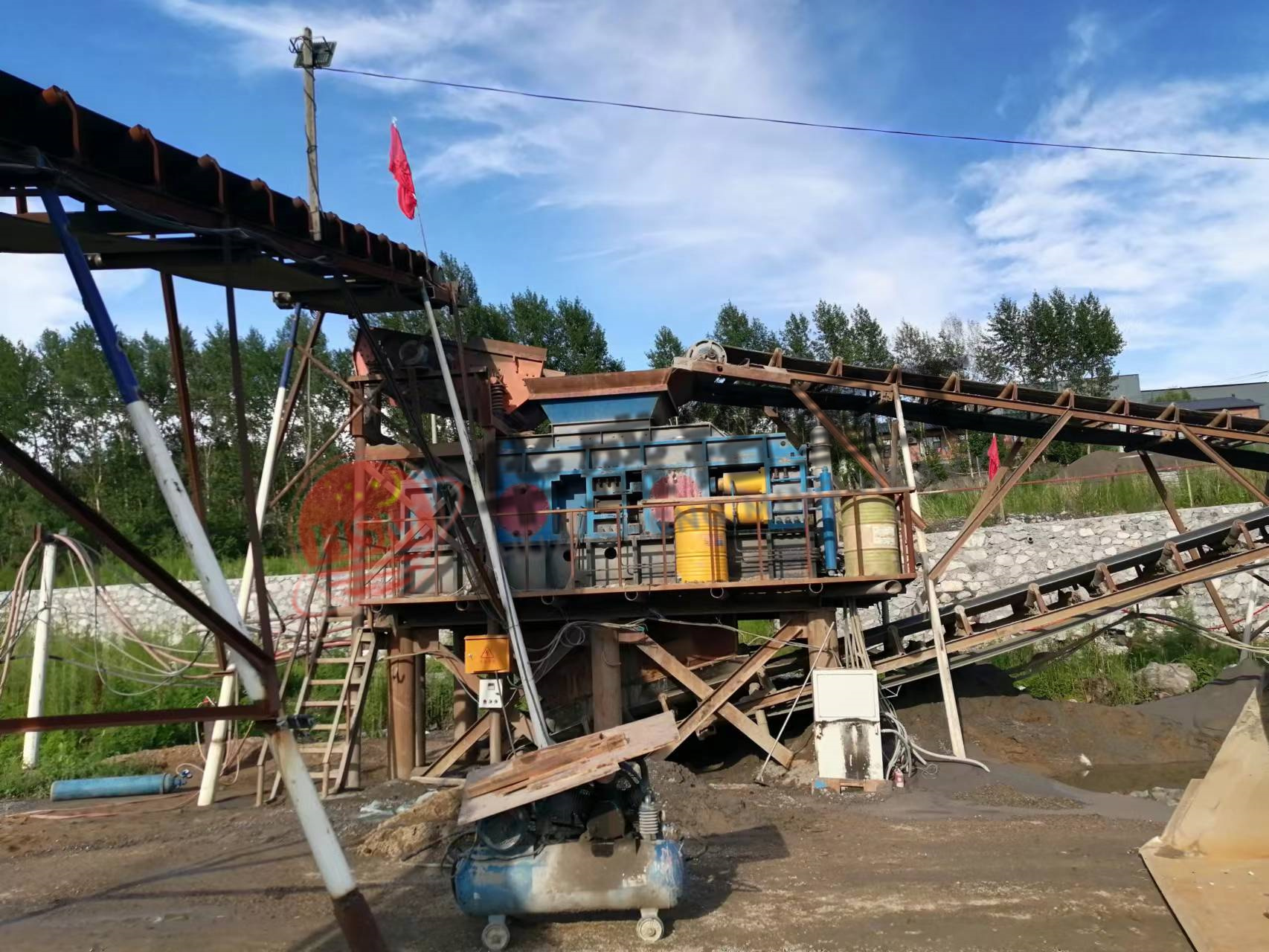 硅石(shi)鑛破碎機,硅(gui)石鑛(kuang)雙(shuang)齒(chi)輥破(po)碎機廠(chang)傢(jia),硅石塊齒輥機型(xing)號(hao),硅(gui)石狼牙(ya)破(po)碎機(ji)報價(jia)