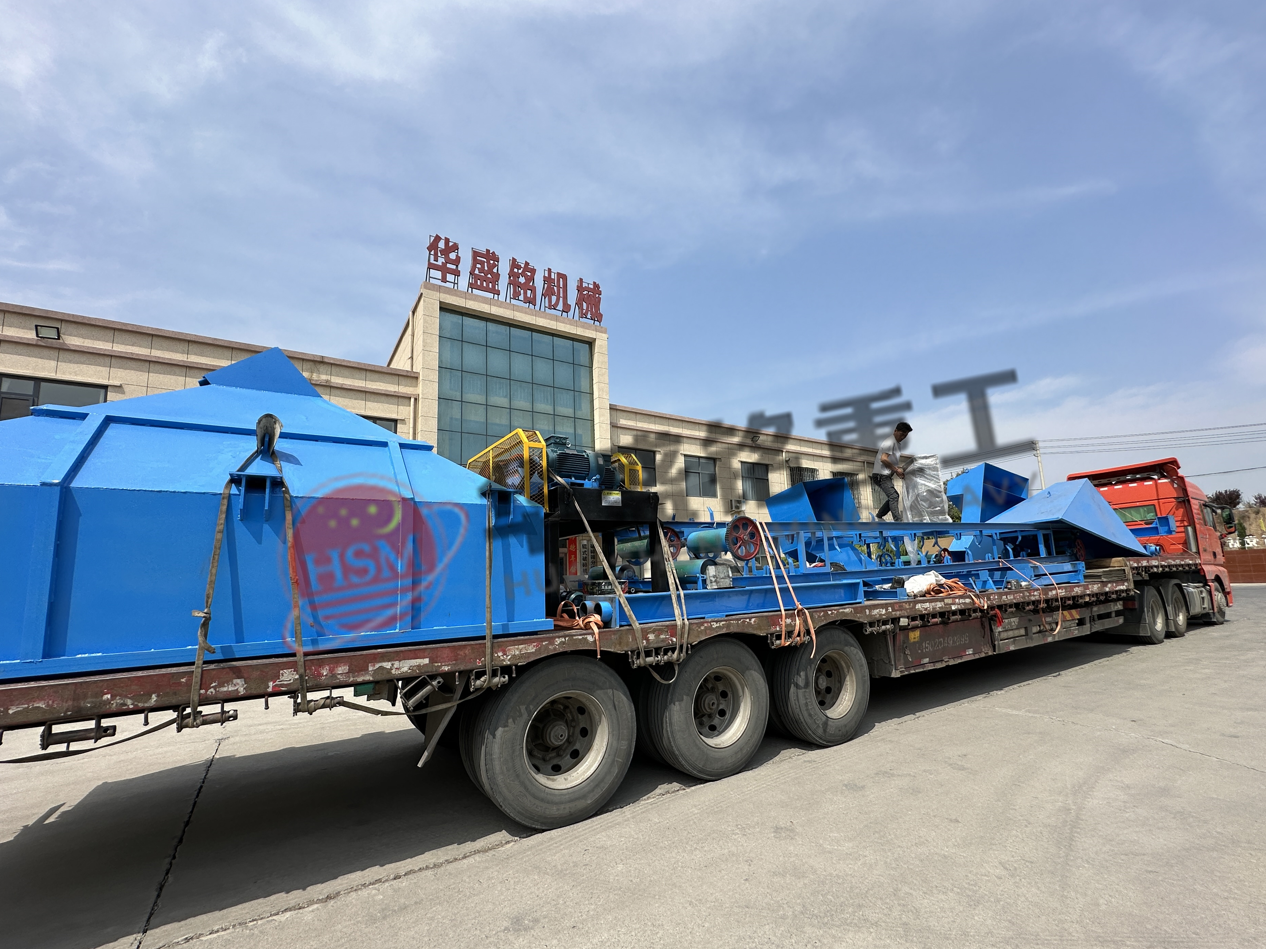 瀝(li)青(qing)銑鑤渣破(po)碎(sui)機(ji),銑(xian)鑤料破(po)碎生産線(xian),再(zai)生料(liao)破(po)碎機,廢(fei)舊路麵料破碎機(ji) 