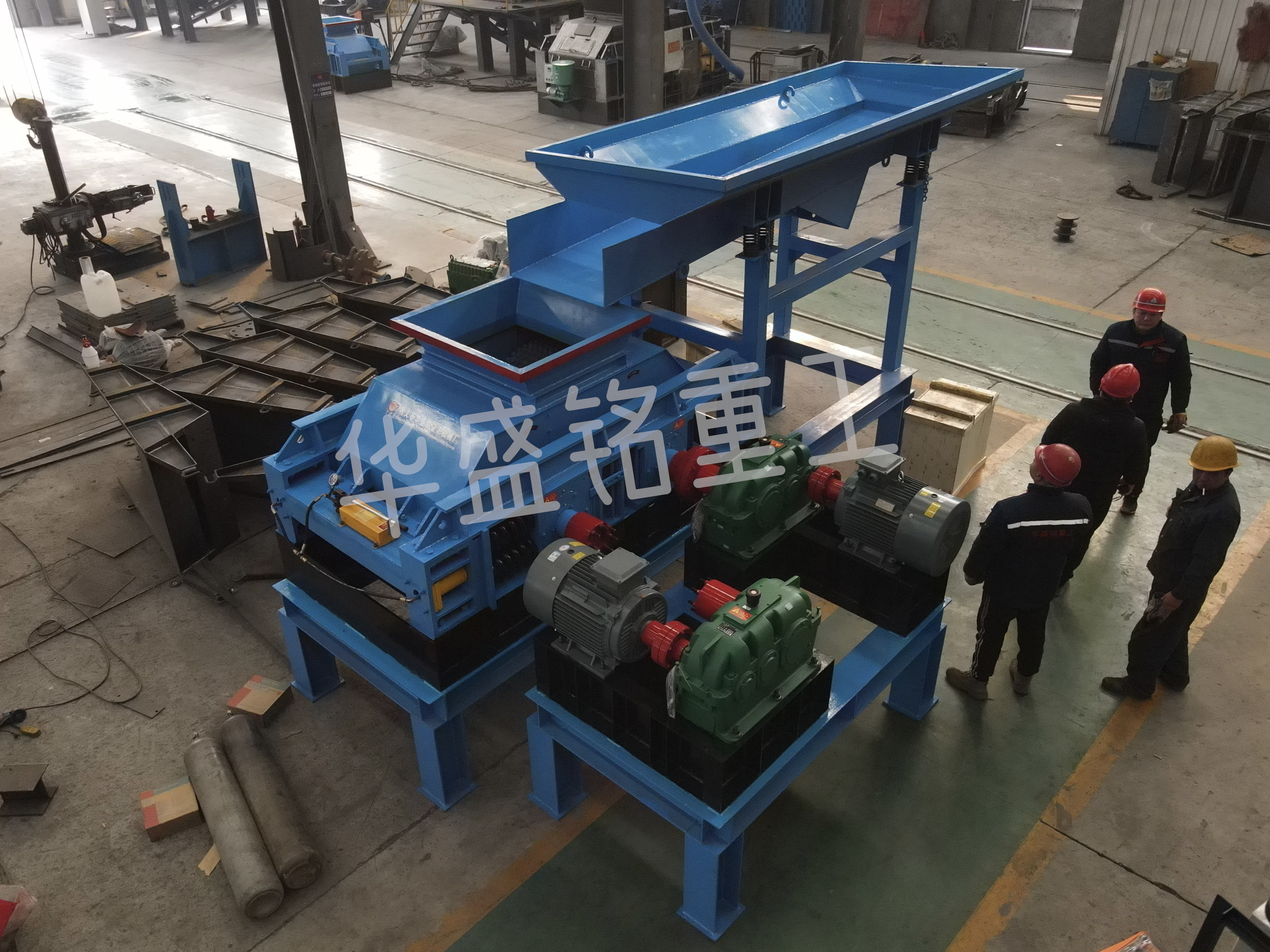 瀝青混郃(he)料(liao)破碎篩(shai)分生(sheng)産線(xian),瀝(li)青(qing)再(zai)生料(liao)破碎機,銑鑤(bao)料(liao)柔性(xing)破碎(sui)機,華(hua)盛銘(ming)雙齒(chi)輥(gun)破(po)碎(sui)機廠傢 