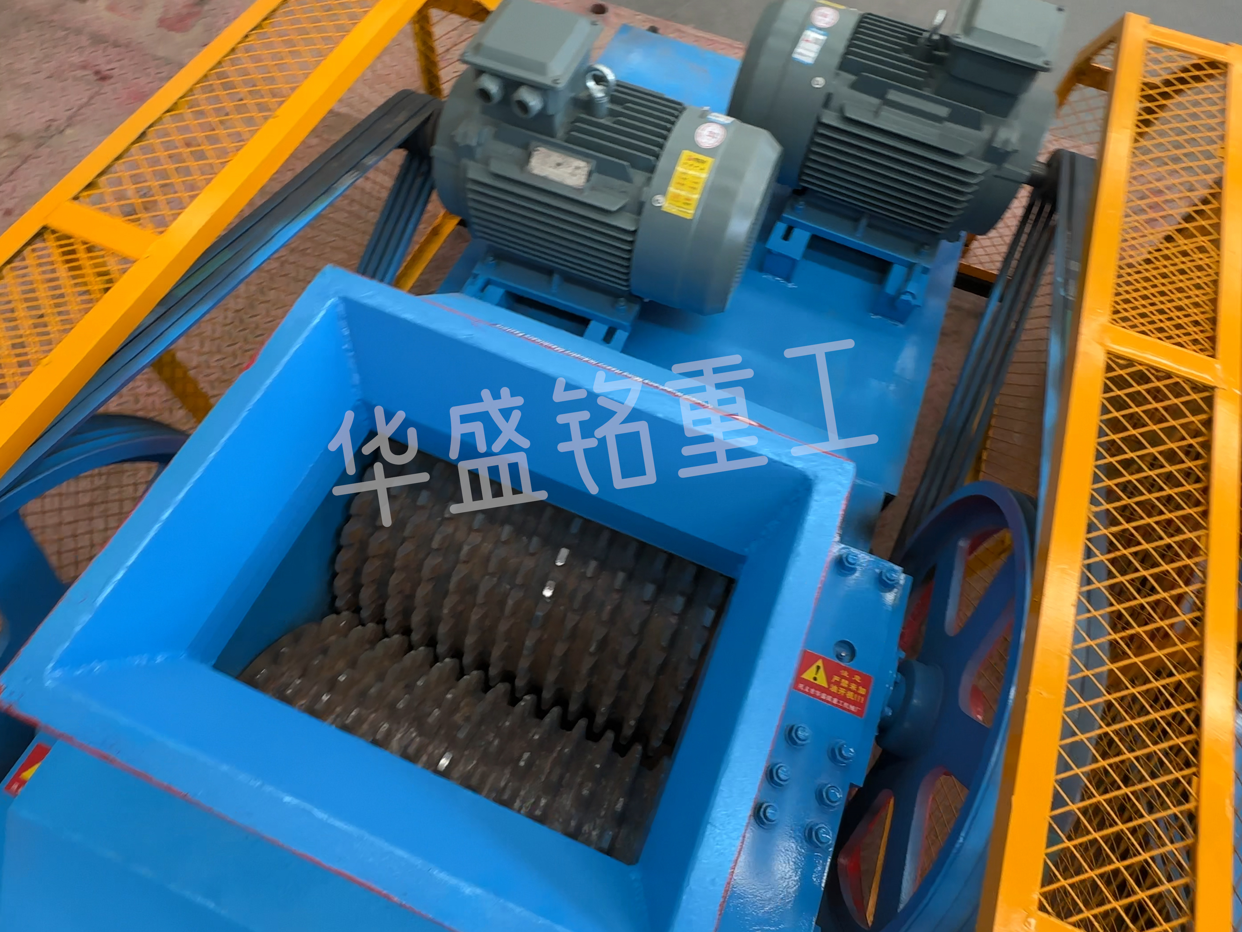 大(da)塊(kuai)瀝(li)青(qing)料破(po)碎機,瀝青(qing)銑鑤(bao)料破碎機,瀝青(qing)再(zai)生(sheng)料雙齒(chi)輥(gun)破碎(sui)機(ji)廠傢(jia) 