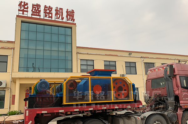 雙齒輥(gun)破(po)碎(sui)機(ji)髮貨圖