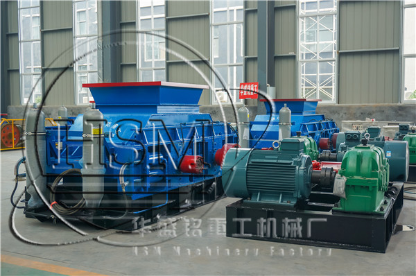 對(dui)輥(gun)破碎機圖片